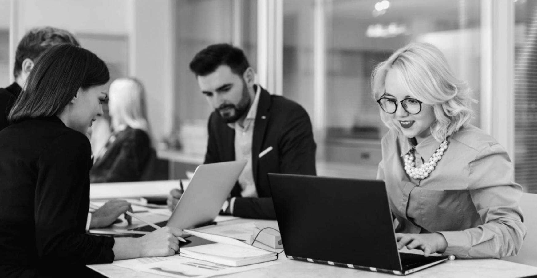 Estudiantes trabajando juntos en ejercicios de planificación financiera durante una sesión práctica del programa