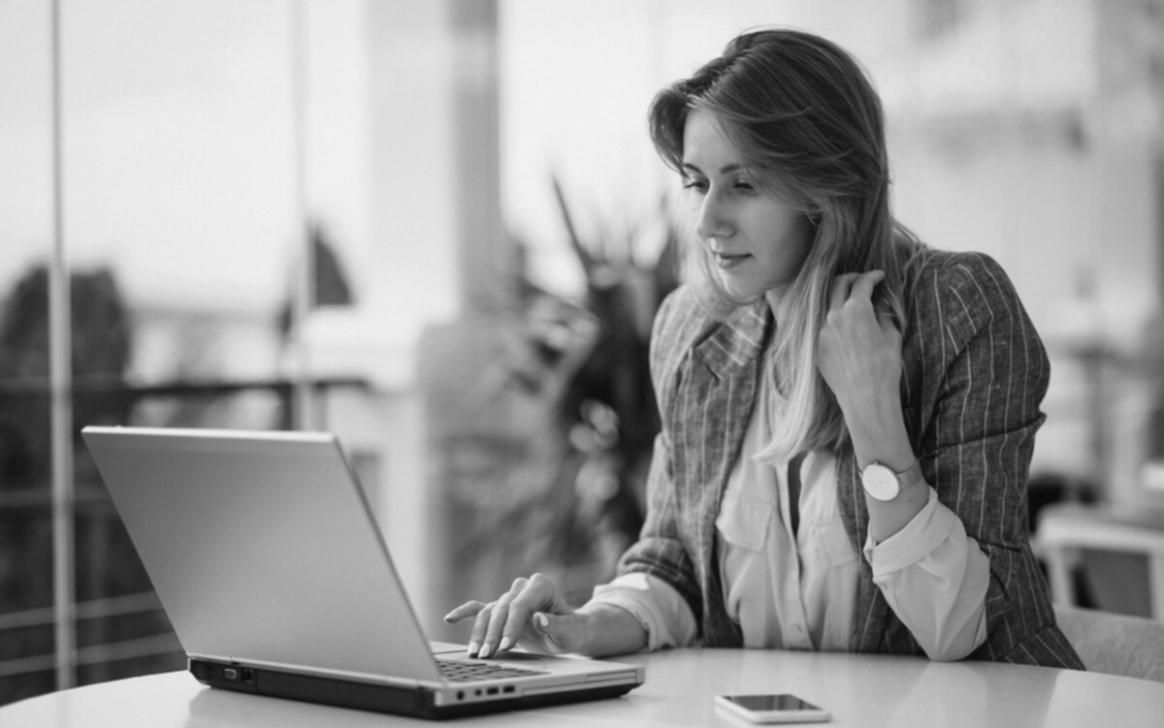 Interfaz de sesión en vivo mostrando la presentación del instructor y herramientas de participación