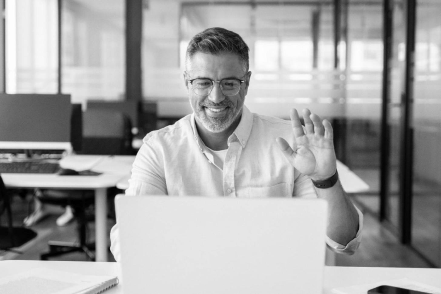 Instructor revisando el progreso de estudiantes en una sesión de retroalimentación grupal sobre estrategias de ahorro